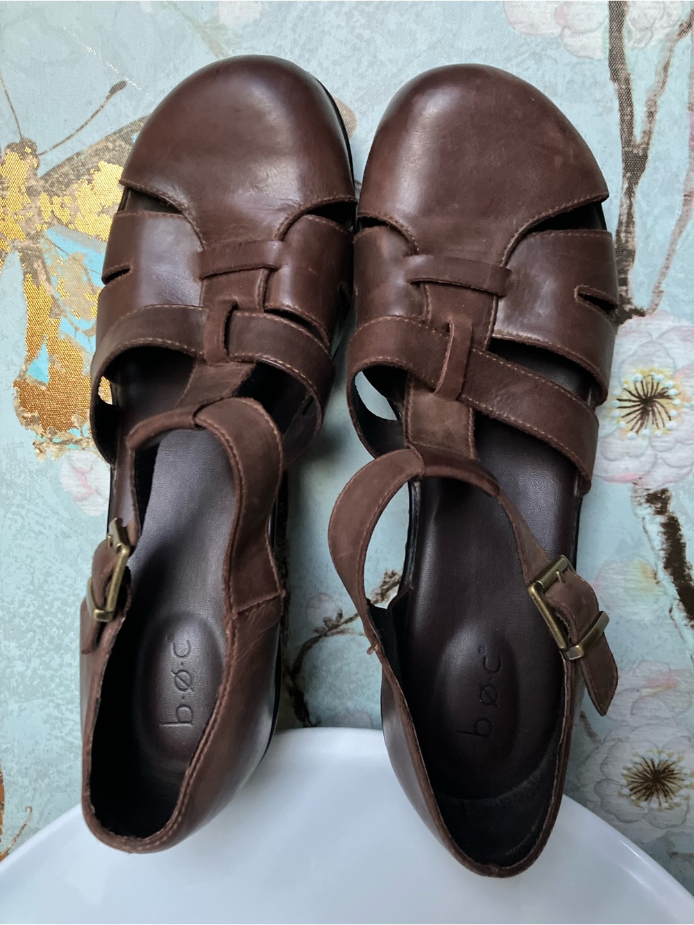 EUC b.o.c. Genuine Leather Closed-Toe T-Strap Sandals - Stretch Buckle Closure